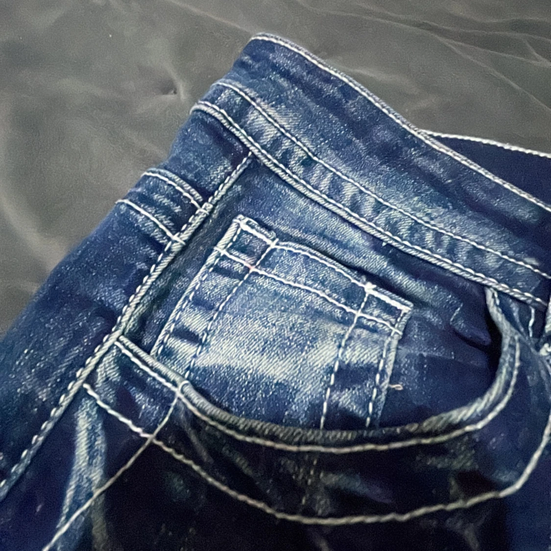 Blå bootcut jeans med broderade fickor - 2