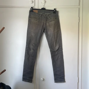 Grå jeans från Dondup  - Dondup ’George’ jeans! | Size: W30. Skriv till mig för exakta mått. | Skick: 9/10, nya! | Pris: 719kr | Nypris 2999. Skriv vid frågor & funderingar. 