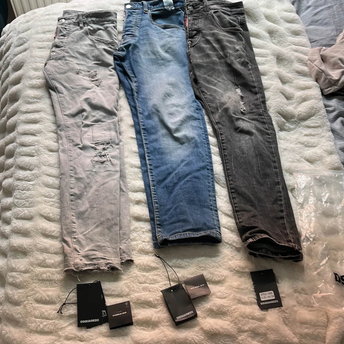 Tre par slitna jeansbyxor från Dsquared2