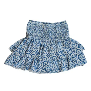 Blåvit mönstrad volangkjol - Supersöt kort kjol med blått och vitt mönster och volang. Resår i midjan gör den bekväm och enkel att bära. Perfekt för varma dagar och ger en fräsch look till din outfit.