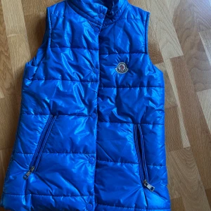 Blå väst från Moncler - Oanvänd, barnstolen 175 men passar som xs.