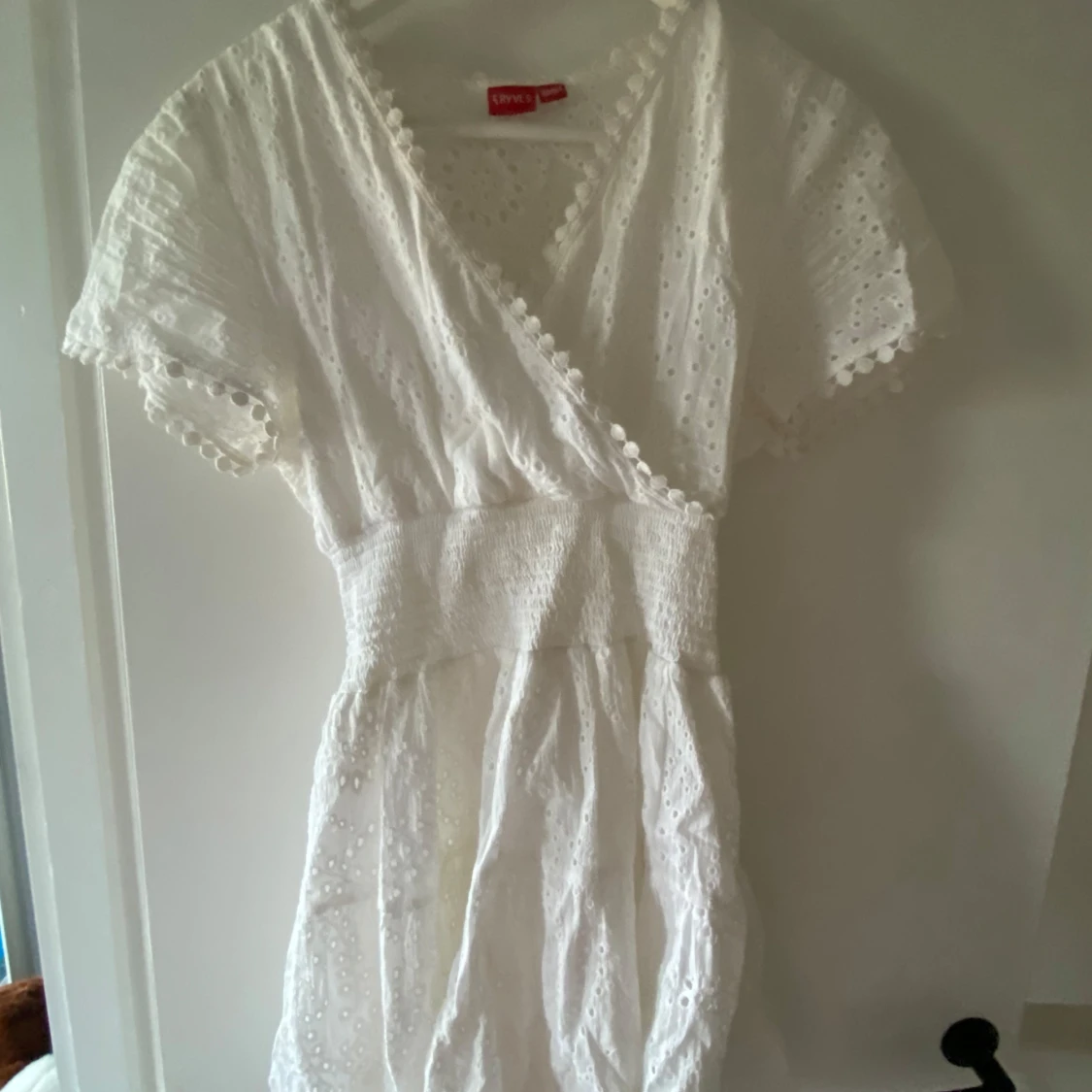 Vit omlottklänning med spetsdetaljer - 1