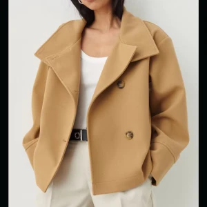 Beige kappa Gina tricot  - Säljer denna korta beiga kappan från Gina tricot. Ordinarie pris är 599