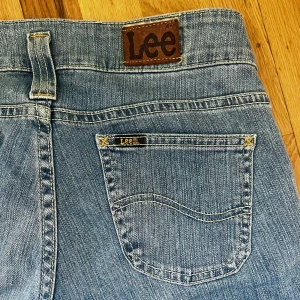 Lee jeans - Superfina bootcutjeans i ljusblått från lee, köpta på secondhandbutik i Frankrike. Säljer pga för små. Superbra skick, som nya. 30 i längd.