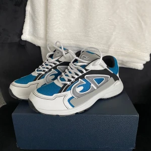Dior B30 - Snygga sneakers från Dior i blått, vitt och svart. Nytt skick box och tillbehör medföljer.