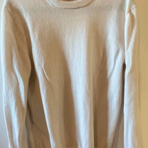Beige merinoulltröja från These Glory Days - Säljer en stilren beige tröja från These Glory Days i mjuk merinoull. Tröjan har rund halsringning och långa ärmar, perfekt för lager-på-lager eller som den är. Enkel och tidlös design som passar till mycket. Tveka inte på att höra av dig vid frågor eller funderingar! Mvh Sixten 