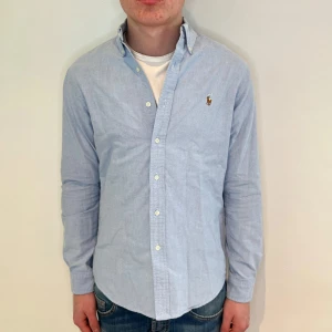 Ralph lauren skjorta - Passa på att klicka hem denna mycket fina Ralph Lauren skjorta i färgen ljusblå till mycket bra pris | Size - M | pris kan diskuteras vid snabbt köp | // GC