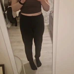 Mjukisbyxor från SOC - Svarta mjukisbyxor från SOC. Byxorna är urtvättade. Skriv vid intresse!❤️ 