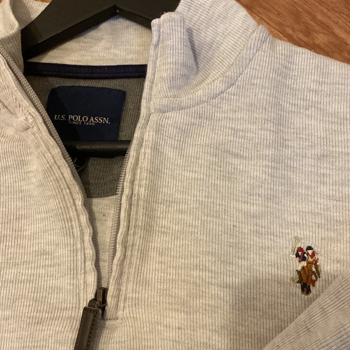 Ljusgrå halvzip tröja från U.S. Polo Assn. - 4