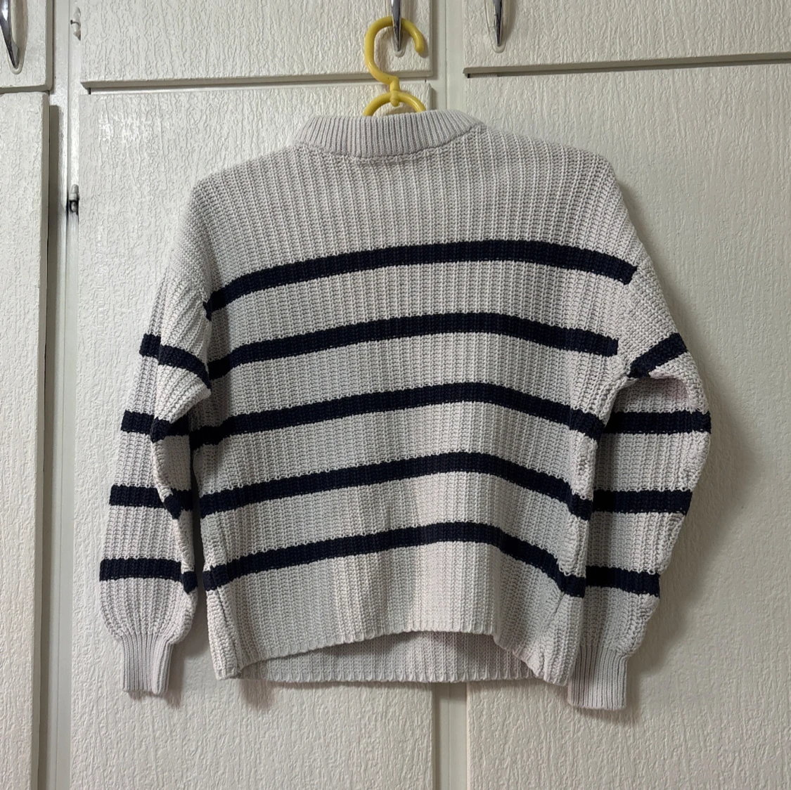 Vit och svart randig stickad tröja - 2