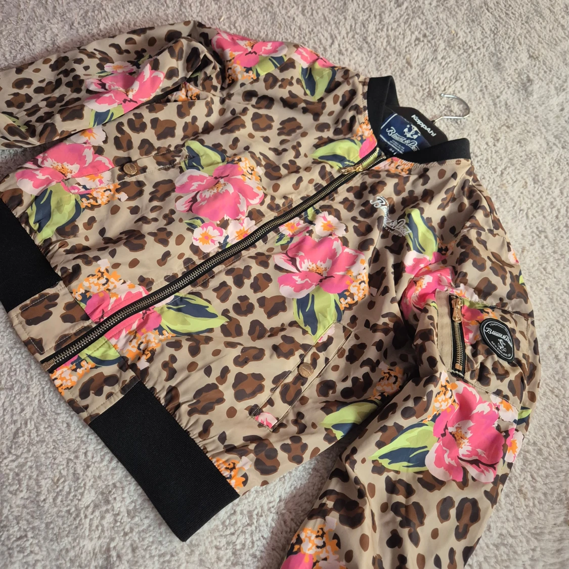 Blommig leopardmönstrad bomberjacka från Blount & Pool - 3