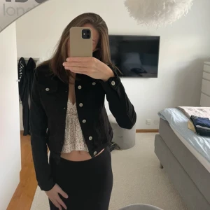 Svart jeansjacka - Svart jeansjacka från Sincerely Love i strl S. Köptes på Gekås Ullared. Knappt använd så fortfarande i jättebra skick. Dock lite skrynklig då den hängt i garderoben ett bra tag😊Lite liten i storleken kanske