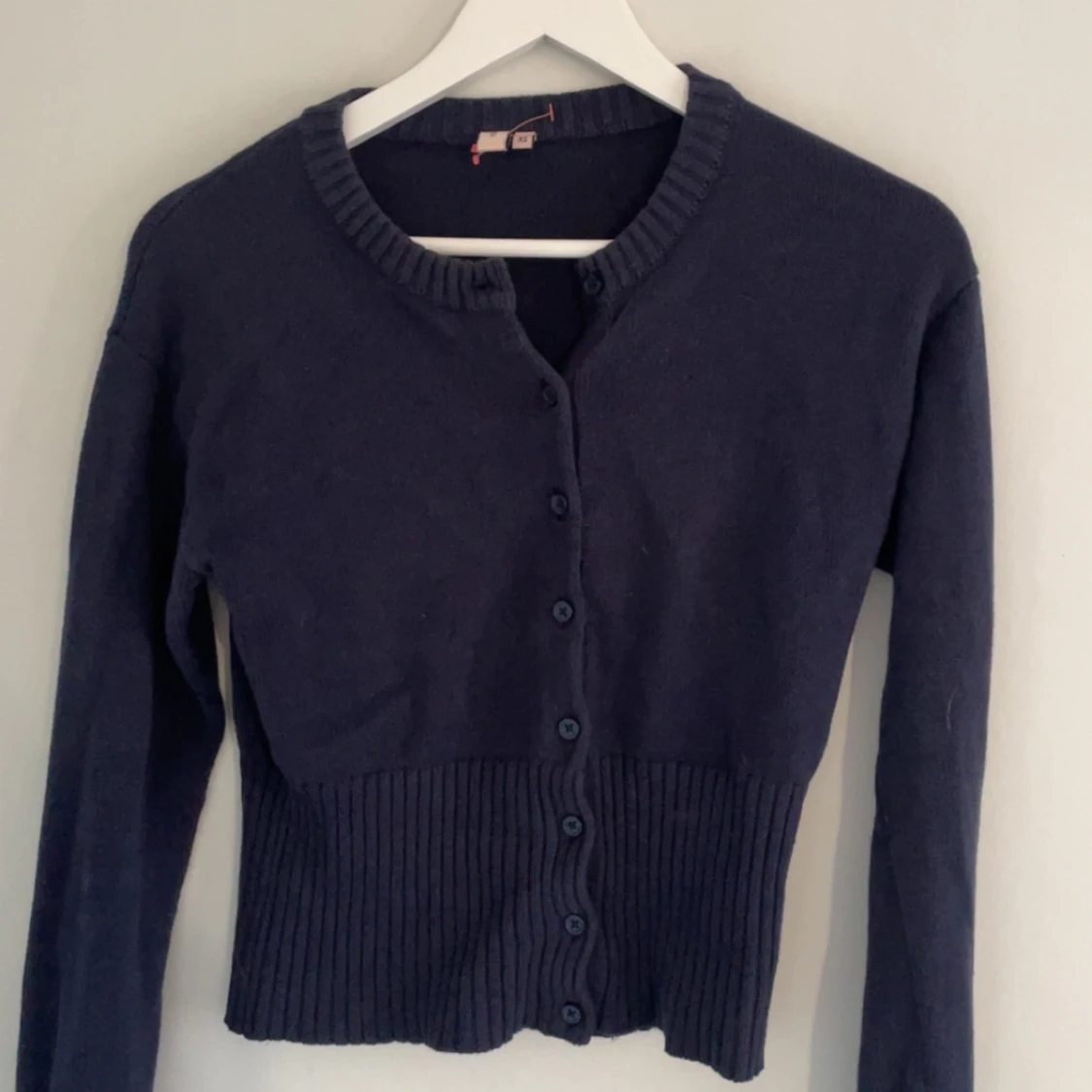 Mörkblå kofta med knappar - 1