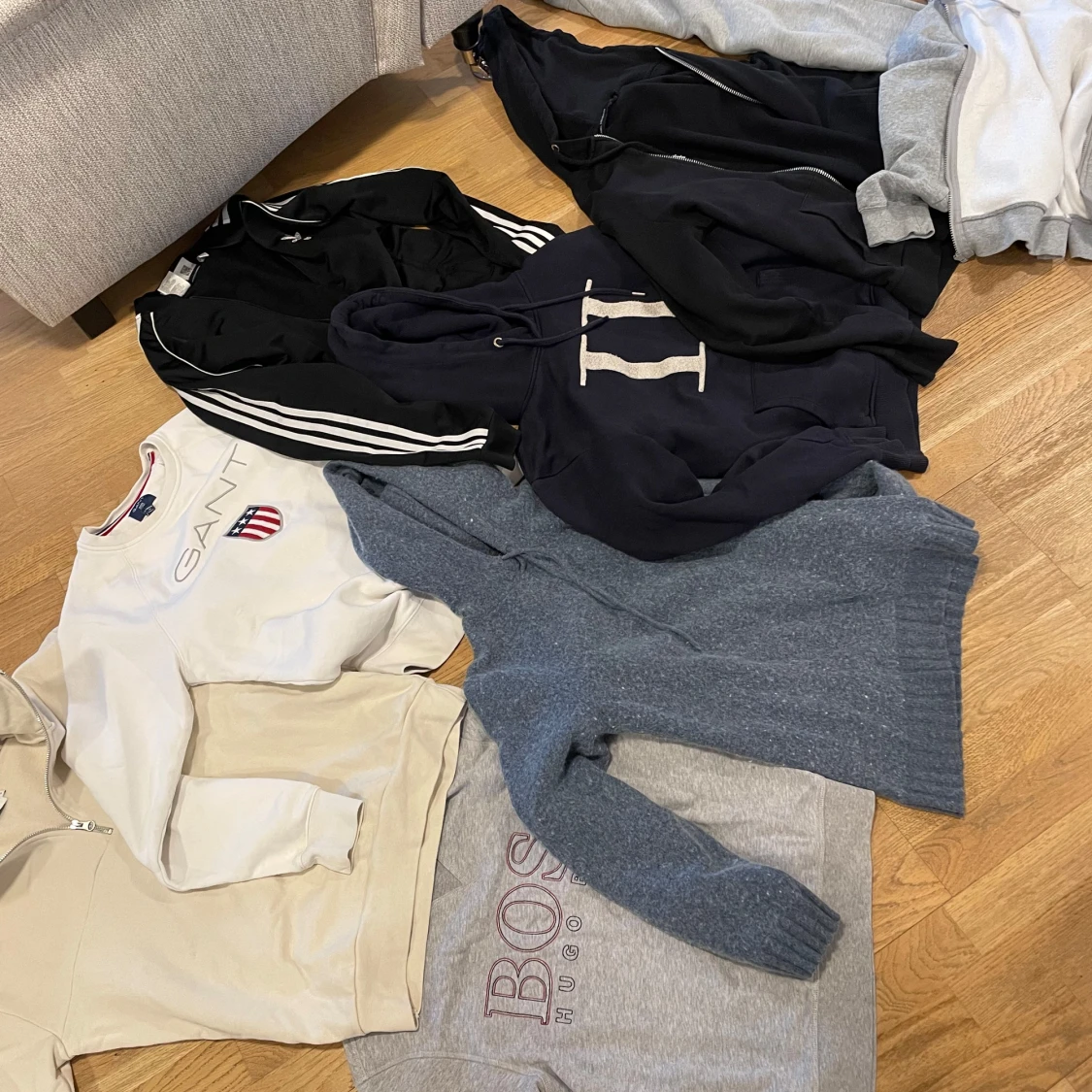 Samling av tröjor och hoodies