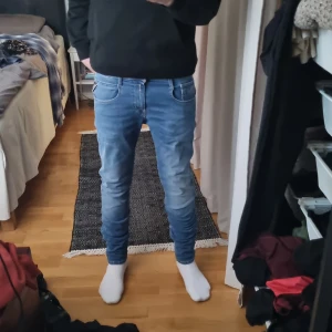 Blå jeans från Replay - Replay jeans i slim fit köpt helt nya för 1800 men vill inte längre ha dom har bara använt 1 pris kan gå ner I snabb affär!