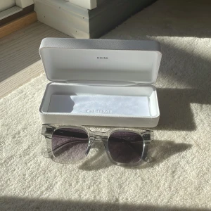 Chimi 04 - Ett par mycket snygga solglasögon ifrån märket CHIMI! Modellen på solglasögonen är ”CHIMI 04”! Solglasögonen är endast använda fåtal gånger och är därför i mycket bra skick utan några större defekter! Box och duk tillkommer! Skick: 9,5/10! Nypris: 1399kr! Mitt pris: 699kr!