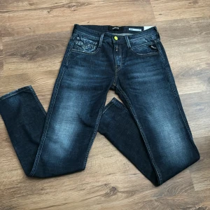 Replay Jeans(Helt nya) - Snygga mörkblå jeans från Replay i modellen Anbass. De har en klassisk femficksdesign och en diskret tvätt för en modern look. Perfekta för en stilren vardagsoutfit. Allar lappar är kvar och bara provade en gång. Säljer dem då dem var försmå i midjan. 