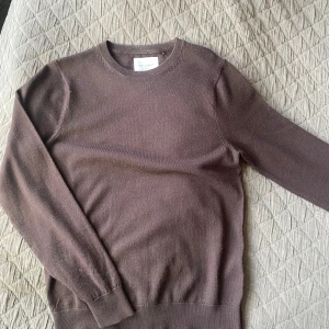 Brun Merinoull tröja - Tja! Säljer nu denna bruna sweatshirt från Vailent. Säljer den eftersom den inte kommer till användning, den är i väldigt bra skick. Pris kan diskuteras och det är bra att fråga om du har frågor! Jag skulle säga att den är slim fit.