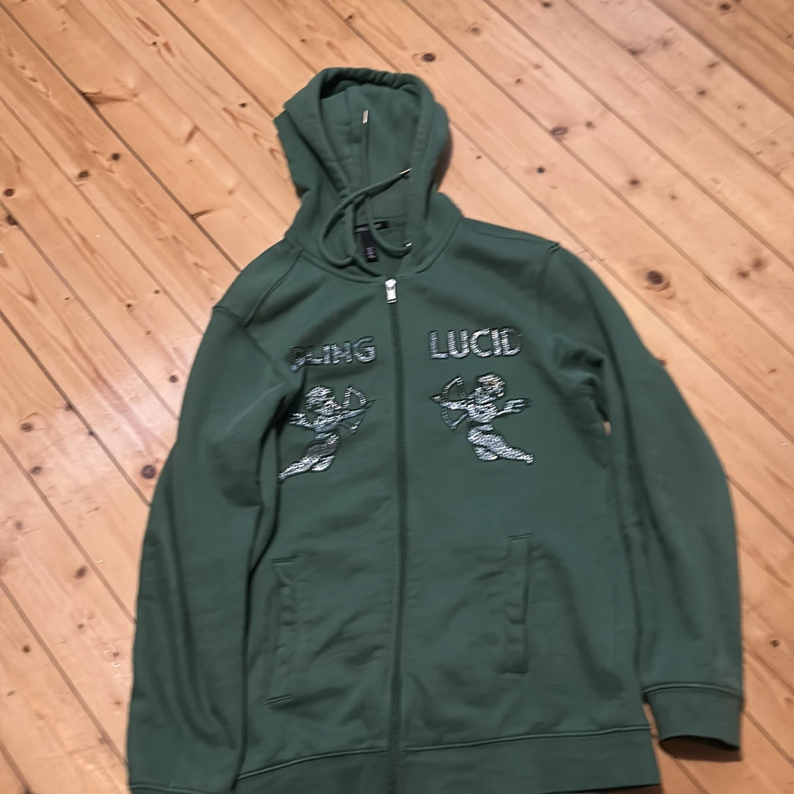 Grön hoodie från Blinglucid