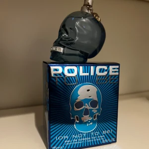 Police To Be Eau de Toilette - Säljer en unik Eau de Toilette från Police. Flaskan är formad som en dödskalle i mörkblått glas med en silverdetalj runt halsen. Perfekt för den som vill ha en doft med attityd och stil. Flaskan rymmer 75 ml. Endast en spray har använts.