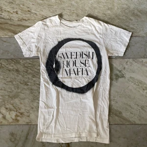 Swedish house mafia tröja - Sällsynt Swedish house mafia merch! I gott skick! St XS men passar även S beroende på hur man vill att den ska sitta! Hör av dig vid ytterligare frågor! Mvh Max 