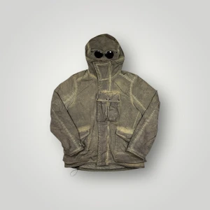 CP Company Goggle Jacket - Brand: CP Company Size: 54 (fits like a Large)  Color: Re-Colour Effect  Type: Goggle Jacket   ✅Condtion: 7/10✅  Pit to pit: 57cm  Length: 73cm  Sleeve length: 68cm