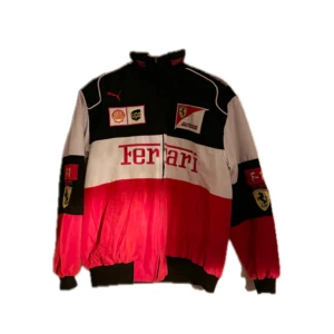 Scuderia Ferrari Jacka - Hej! Om du leter efter en perfekt vår/sommar/höst jacka och är ett stort fan av Ferrari är den här jackan perfekt för dig🤗 Den är helt oanvänd och inga skador eller fläckar😋 Storlek M✨ Pris kan självklart diskuteras vid snabb affär men annars är 400 ganska en bra deal🤝Vid någon fråga är det bara att kontakta mig🫶🏼