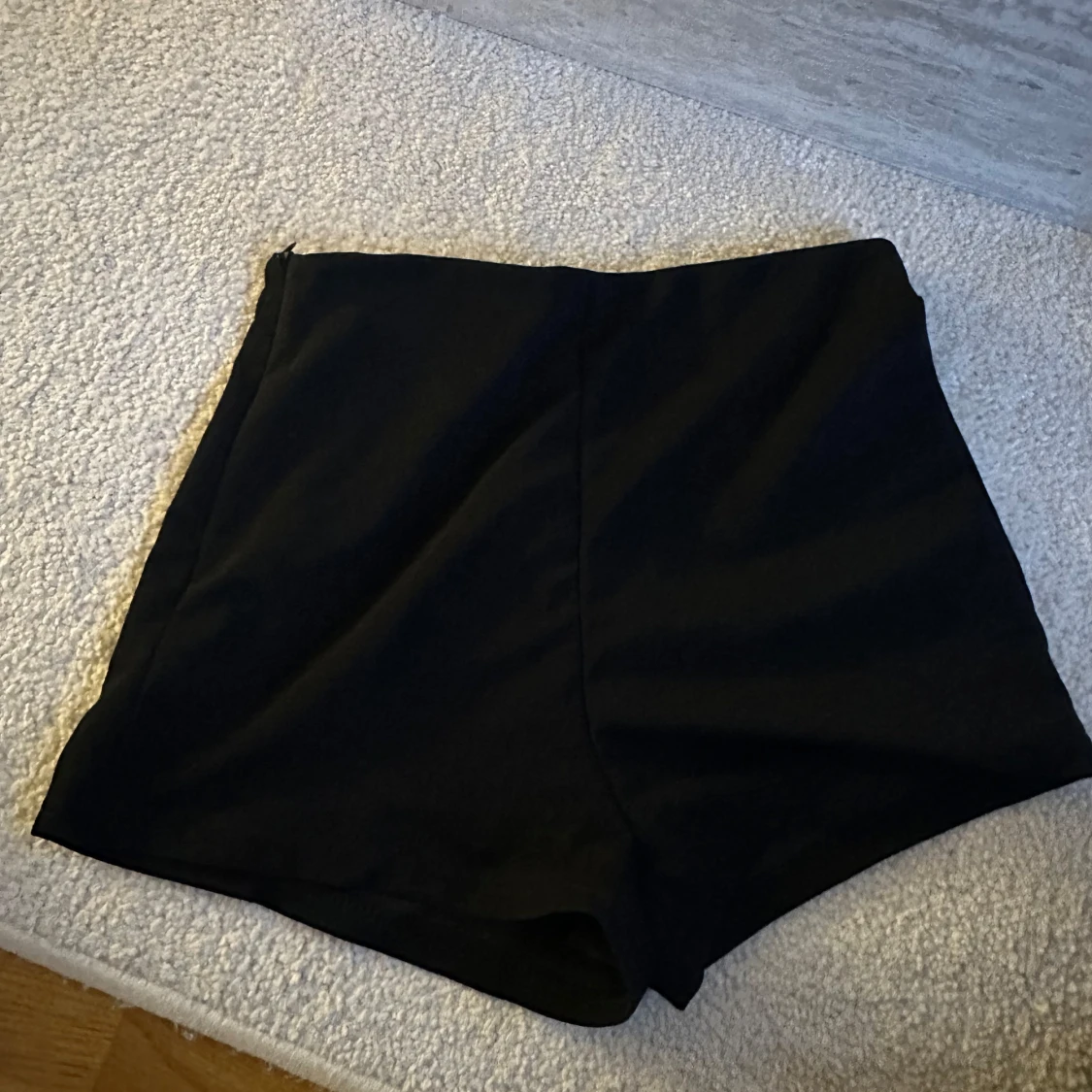 Svarta kostym shorts med dragkedja