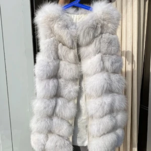 Vit pälsväst - Superfin vit/beige pälsväst i äkta päls🌸 så otroligt fin inga fläckar eller slitningar. Perfekt nu till våren😊
