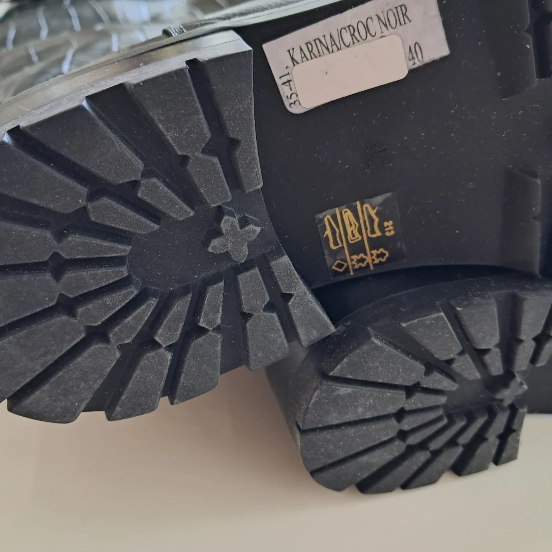 Svarta krokodilpräglade stövlar från Cosmo Paris - 1