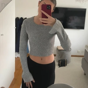 Grå ribbad  tröja   - Grå ribbad tröja med slit i ärmarna. Strl S från Gina Tricot. Använd några få gånger men kan vara något nopprig i tyget