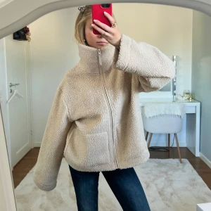  teddyjacka - Mysig ljusbeige teddyjacka/ jacka i pilé med dragkedja framtill. Jackan har en oversized passform och långa ärmar, perfekt nu till våren. Den har en hög krage som kan bäras uppvikt för extra värme. Så eftertraktad och slutsåld!💕 från h&m i storlek L, men mindre i storleken