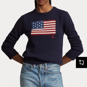 Mörkblå stickad tröja från Polo Ralph Lauren - Säljer en snygg mörkblå stickad tröja från Polo Ralph Lauren! Använd något a fåtal gånger och är i bra skick💗