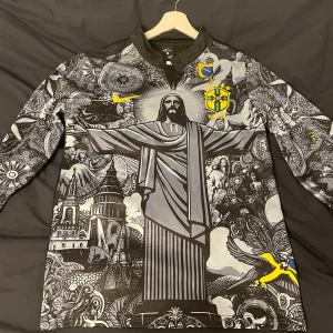 Brasilien tröja - Tröjan är inte använd och är alltså som ny. Man kan få med byxorna till tracksuiten (sista bilden) för en extra slant. Annars är det bara att säga till om ni vill ha ett av plaggen separat så löser vi det