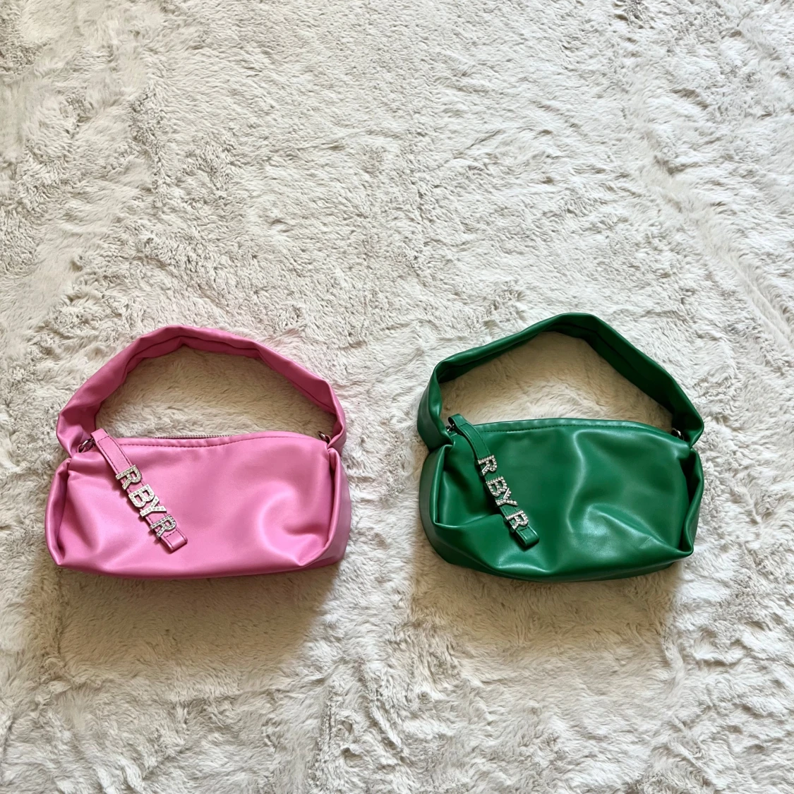 Rosa och grön axelväska med bokstavsdetalj