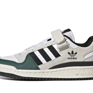 adidas Forum Low White Green Black -  Adidas sneakers i vitt med gröna och svarta detaljer. Nästan nyskick! Inte använda mycket