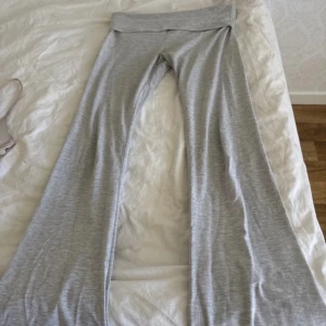 Grå mjukisbyxor från Nelly - Säljer ett par grå mjukisbyxor från Nelly. Byxorna har en loose passform med vida ben och är tillverkade i ett mjukt bomullsmaterial. Perfekta för en avslappnad stil.