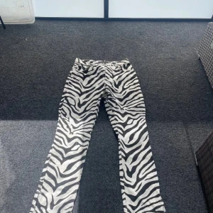 Zebramönstrade Jeans - Snygga zebramönstrade jeans som aldrig kommit till användning! 💕