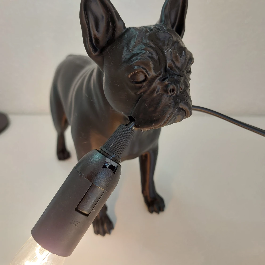 Svart hundformad bordslampa