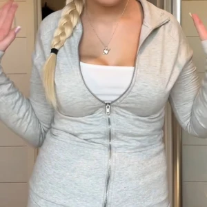 Grå tröja från Nelly  - Jätte fin tröja som knappt är använd, den är i storlek L men den är liten i storlek! 💗 Man kan dra upp den så man har en liten krage eller vika ner den!