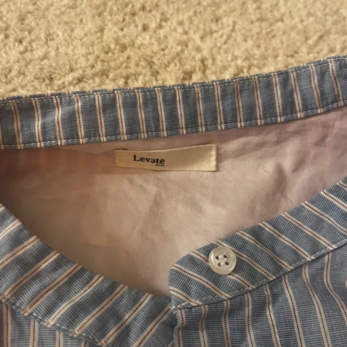Blå och vit randig skjorta från Levate - 1