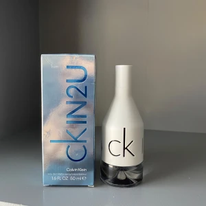 Calvin Klein Parfym 50 ml - Norrköping! Säljer en fräsch och modern doft för män från Calvin Klein, CK IN2U Him. Flaskan har en stilren design i vitt och transparent glas med 'ck' logotypen. Perfekt för den som söker en ungdomlig och energisk doft.