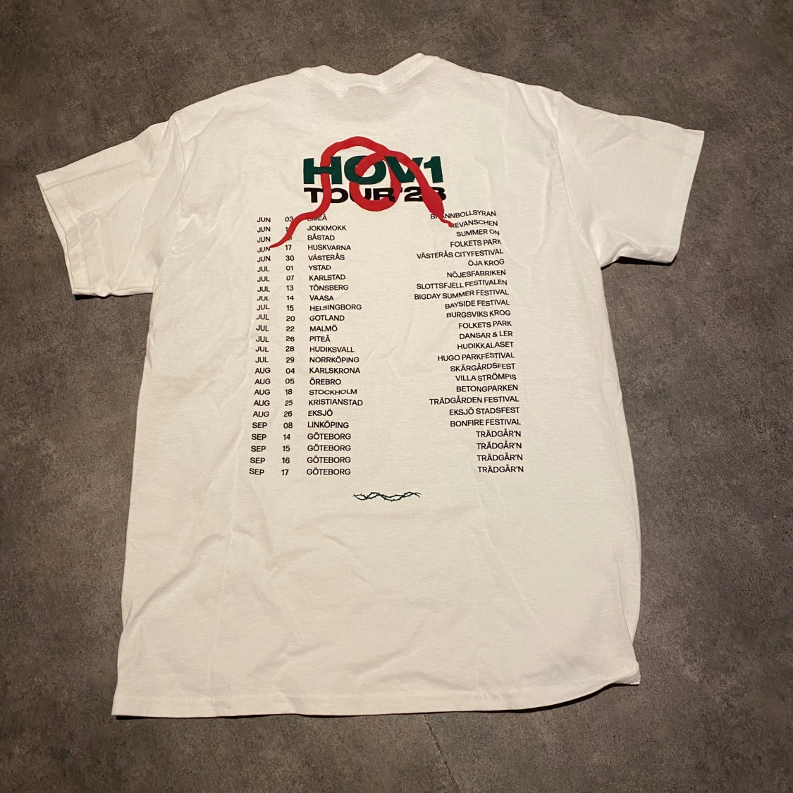 Vit t-shirt med turnétryck - 1