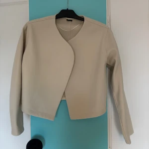 Krämvit kappa från Gina Tricot - Säljer en stilren krämvit kappa från Gina Tricot i storlek XXS. Den har aldrig riktigt kommit till användning och är precis som ny!🩷priset går absolut att diskutera!