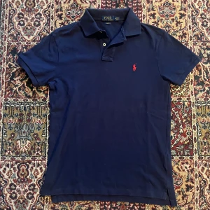 RALPH LAUREN PIKÉ - Ralph Lauren piké slim fit i väldigt bra skick, 9/10. Kan gå ner i pris vid smidig affär!🙌🏽🙌🏽