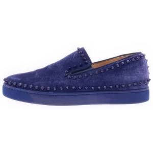Christian Louboutin Blå mockaloafers med nitar - Snygga blå loafers i mocka från Christian Louboutin, dekorerade med nitar runtom. Skorna har en ikonisk röd sula och en rund tå. Perfekta för att ge en edgy touch till din stil.