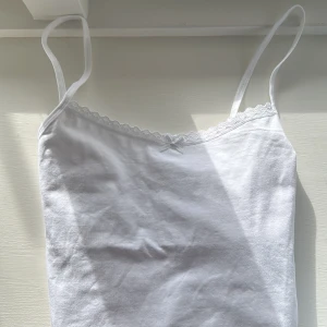 3 st vita spetslinnen  - Säljer 3 st likadana vita spetslinnen. De är perfekta att ha som basplagg om man behöver ha något under en kofta eller liknande och det blir så snyggt💗