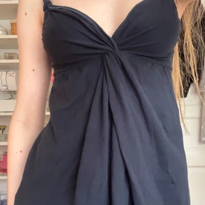 Babydoll topp från Abercrombie - Snygg mörkblå babydoll topp från Abercrombie & Fitch kids i storlek L, passar som xs/s! Hör av dig vid funderingar 