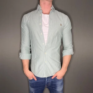 Ralph lauren skjorta - Hej säljer nu min fina Ralph Lauren skjorta i storlek S. Den är i nyskick och kommer vara otroligt snygg nu i vår och framåt sommaren. Nypris cirka 1600kr! Vi kommer att sälja liknande produkter nu i vår och närmare sommar så glöm inte följa profilen!🌊🍾