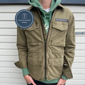 Zadig & Voltaire jacka - Tja! Nu säljs denna sprojlans samt snygga zadig & Voltaire jacka. Skick: 10/10 helt ny med alla lappar kvar. Nypris 3500kr men mitt pris 1100kr. Hör gärna av er vid funderingar!